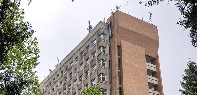 imagine cu clădirea facultății de jurnalism