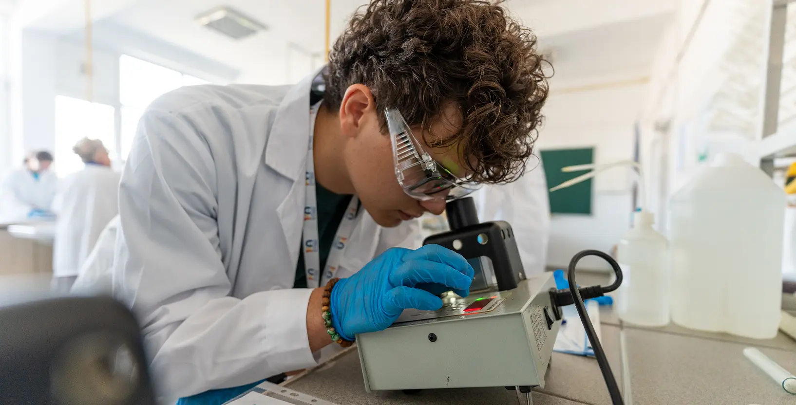 Ce se întâmplă dincolo de formule? Hai să descoperi la „Porți Deschise la Facultatea de Chimie”