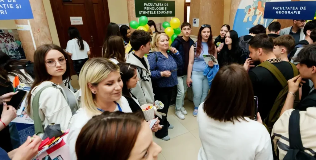 Universitatea din București a devenit Universitatea din Focșani: sute de elevi vrânceni au răspuns #prezent și au participat la zilele porților deschise la Filiala UB din Focșani